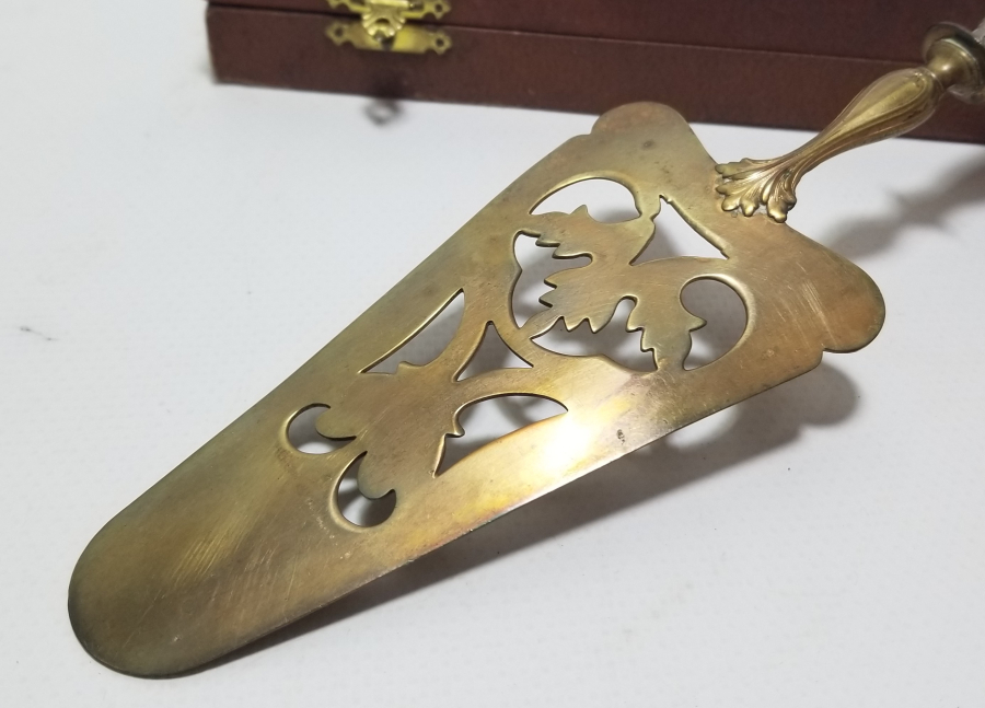 ORİJİNAL KUTUSUNDA GÜMÜŞ SAPLI ANTİKA PASTA SPATULASI