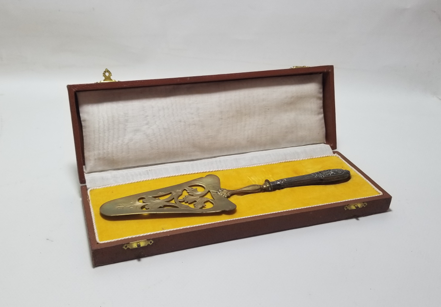 ORİJİNAL KUTUSUNDA GÜMÜŞ SAPLI ANTİKA PASTA SPATULASI