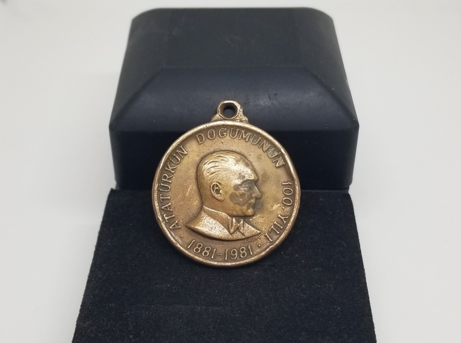 ATATÜRK 'ÜN DOĞUMUNUN 100. YILI VE URFA TÜNEL İNŞAATI AÇILIŞI ANISINA YAPILMIŞ MADALYON