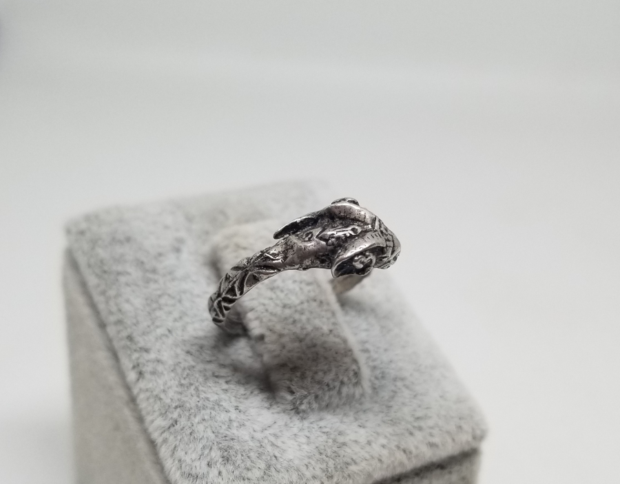 KABARTMA İŞÇİLİKLİ KOÇ BAŞLI GÜMÜŞ YÜZÜK