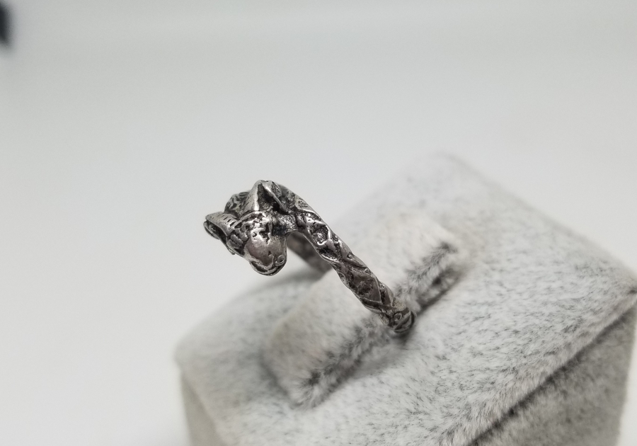 KABARTMA İŞÇİLİKLİ KOÇ BAŞLI GÜMÜŞ YÜZÜK