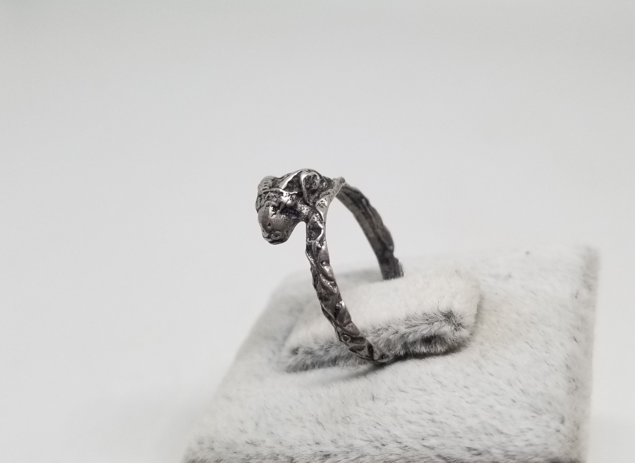 KABARTMA İŞÇİLİKLİ KOÇ BAŞLI GÜMÜŞ YÜZÜK