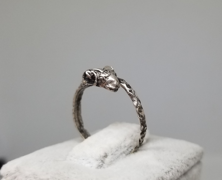 KABARTMA İŞÇİLİKLİ KOÇ BAŞLI GÜMÜŞ YÜZÜK