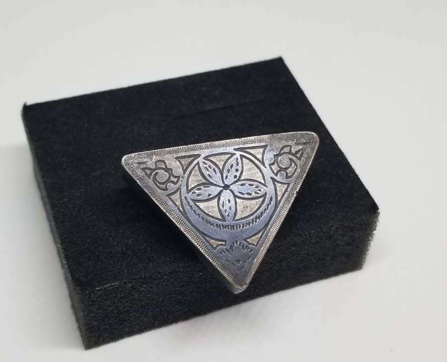 ÜZERİ AY YILDIZ FİGÜRLÜ SAVAT İŞÇİLİKLİ GÜMÜŞ PAZUBENT PARÇASI