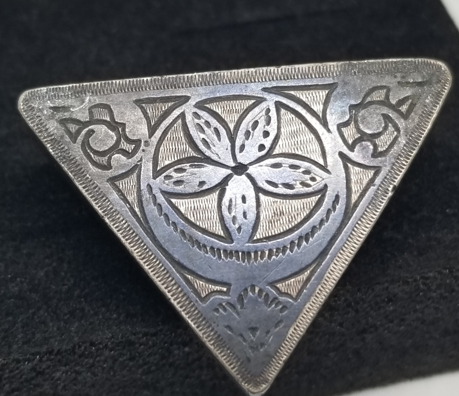 ÜZERİ AY YILDIZ FİGÜRLÜ SAVAT İŞÇİLİKLİ GÜMÜŞ PAZUBENT PARÇASI