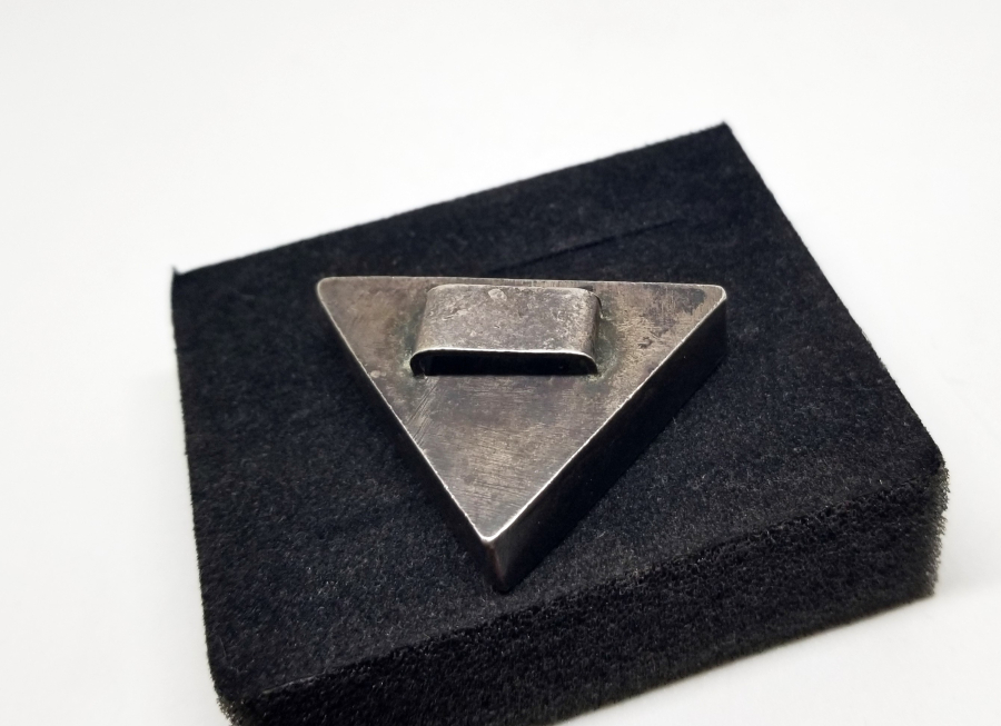 ÜZERİ AY YILDIZ FİGÜRLÜ SAVAT İŞÇİLİKLİ GÜMÜŞ PAZUBENT PARÇASI