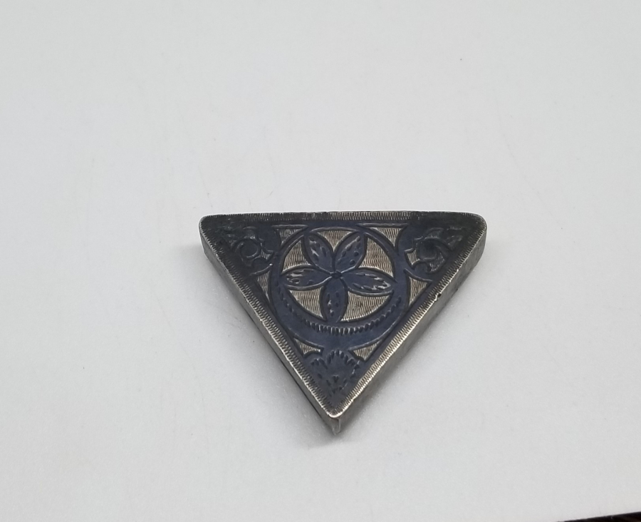 ÜZERİ AY YILDIZ FİGÜRLÜ SAVAT İŞÇİLİKLİ GÜMÜŞ PAZUBENT PARÇASI