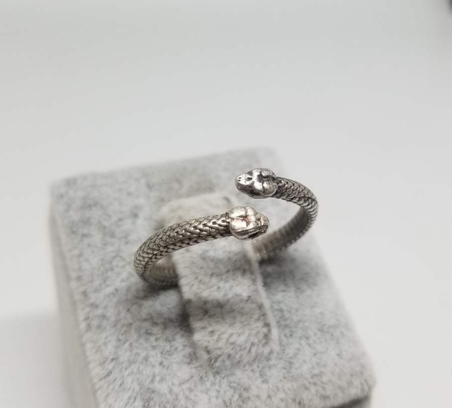 KABARTMA İŞÇİLİKLİ VE YILAN BAŞLI GÜMÜŞ YÜZÜK