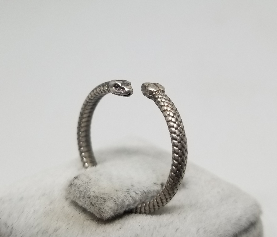 KABARTMA İŞÇİLİKLİ VE YILAN BAŞLI GÜMÜŞ YÜZÜK