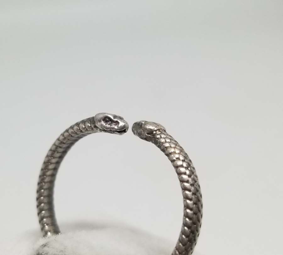 KABARTMA İŞÇİLİKLİ VE YILAN BAŞLI GÜMÜŞ YÜZÜK