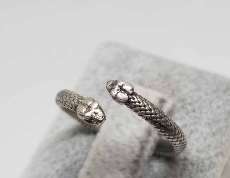 KABARTMA İŞÇİLİKLİ VE YILAN BAŞLI GÜMÜŞ YÜZÜK