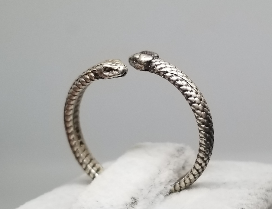 KABARTMA İŞÇİLİKLİ VE YILAN BAŞLI GÜMÜŞ YÜZÜK