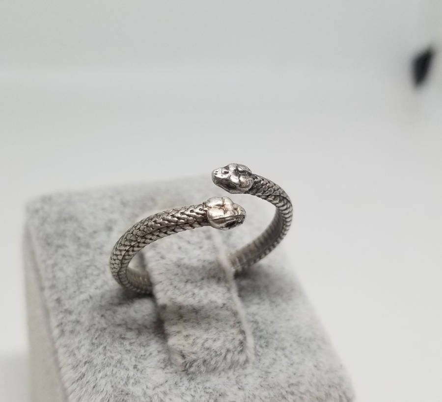 KABARTMA İŞÇİLİKLİ VE YILAN BAŞLI GÜMÜŞ YÜZÜK