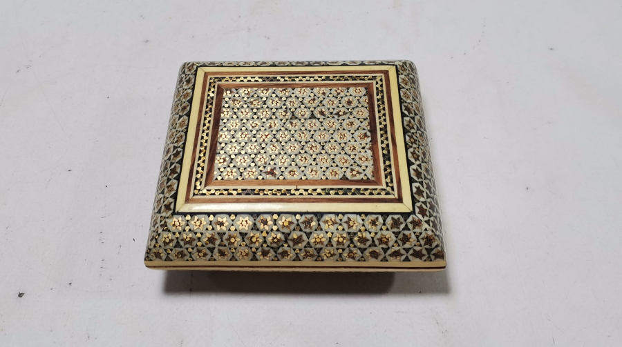 MARKUTERİ İŞÇİLİKLİ ANTİKA KAPAKLI MÜCEVHER KUTUSU