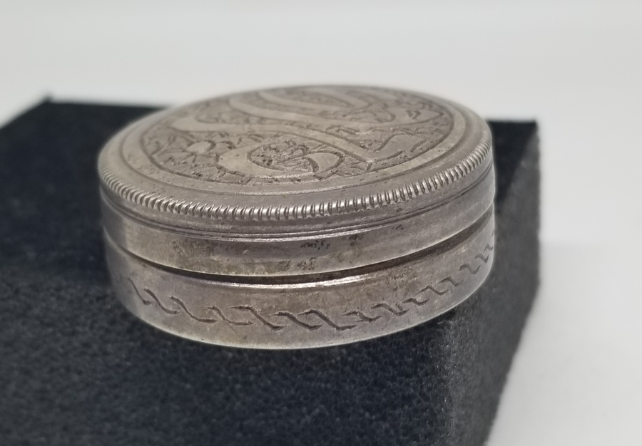 ÜZERİ YAZILI ANTİKA GÜMÜŞ MISIR YAPIMI ENFİYE KUTUSU