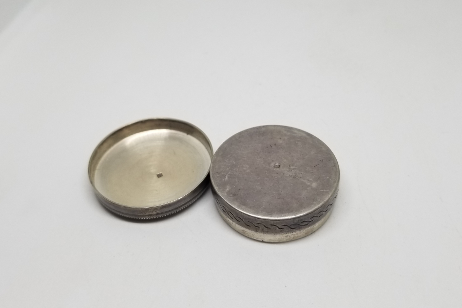 ÜZERİ YAZILI ANTİKA GÜMÜŞ MISIR YAPIMI ENFİYE KUTUSU