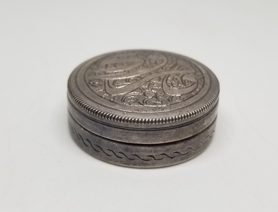 ÜZERİ YAZILI ANTİKA GÜMÜŞ MISIR YAPIMI ENFİYE KUTUSU