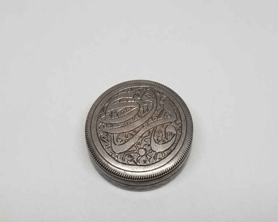 ÜZERİ YAZILI ANTİKA GÜMÜŞ MISIR YAPIMI ENFİYE KUTUSU