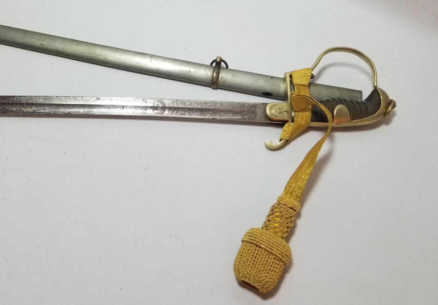 İKİ TARAFI GRAVÜRLÜ VE DEVLET ARMALI BOYNUZ SAPLI OSMANLI DÖNEMİ HAFİF SÜVARİ SUBAY KILICI