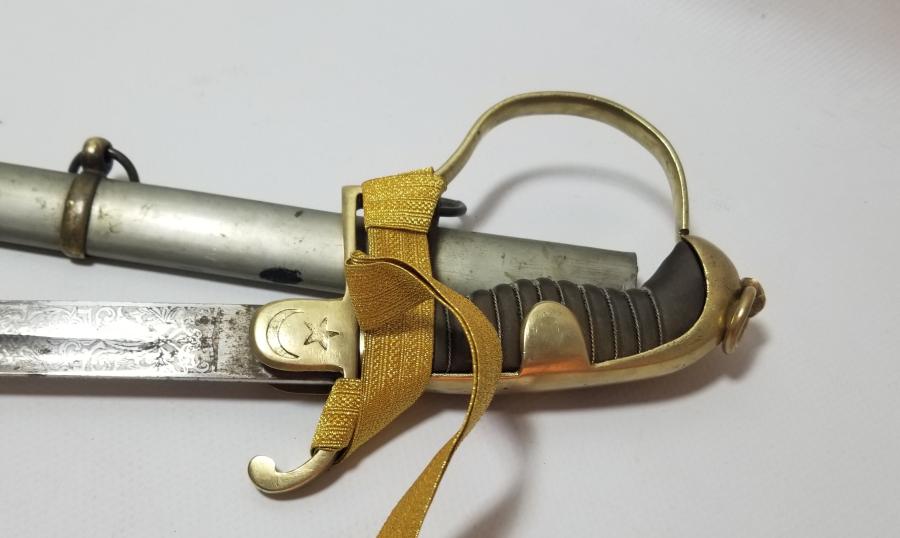 İKİ TARAFI GRAVÜRLÜ VE DEVLET ARMALI BOYNUZ SAPLI OSMANLI DÖNEMİ HAFİF SÜVARİ SUBAY KILICI