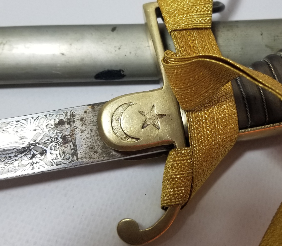 İKİ TARAFI GRAVÜRLÜ VE DEVLET ARMALI BOYNUZ SAPLI OSMANLI DÖNEMİ HAFİF SÜVARİ SUBAY KILICI