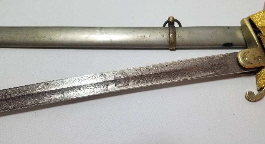 İKİ TARAFI GRAVÜRLÜ VE DEVLET ARMALI BOYNUZ SAPLI OSMANLI DÖNEMİ HAFİF SÜVARİ SUBAY KILICI