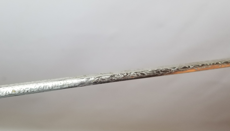 İKİ TARAFI GRAVÜRLÜ VE DEVLET ARMALI BOYNUZ SAPLI OSMANLI DÖNEMİ HAFİF SÜVARİ SUBAY KILICI