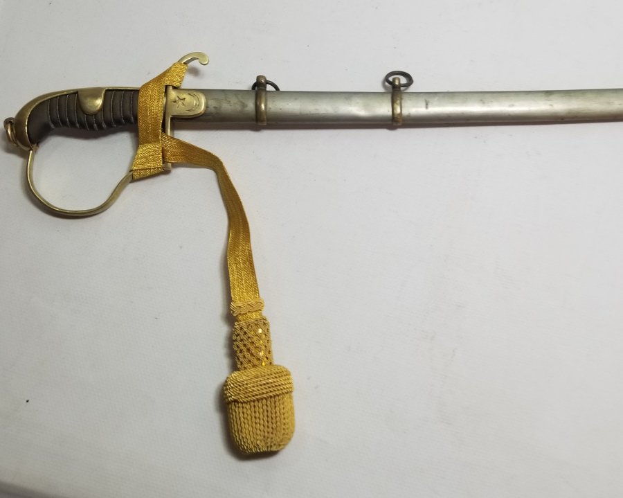 İKİ TARAFI GRAVÜRLÜ VE DEVLET ARMALI BOYNUZ SAPLI OSMANLI DÖNEMİ HAFİF SÜVARİ SUBAY KILICI