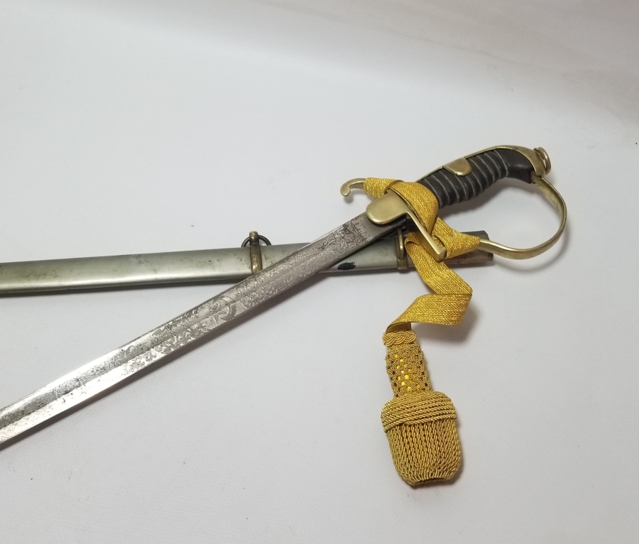 İKİ TARAFI GRAVÜRLÜ VE DEVLET ARMALI BOYNUZ SAPLI OSMANLI DÖNEMİ HAFİF SÜVARİ SUBAY KILICI