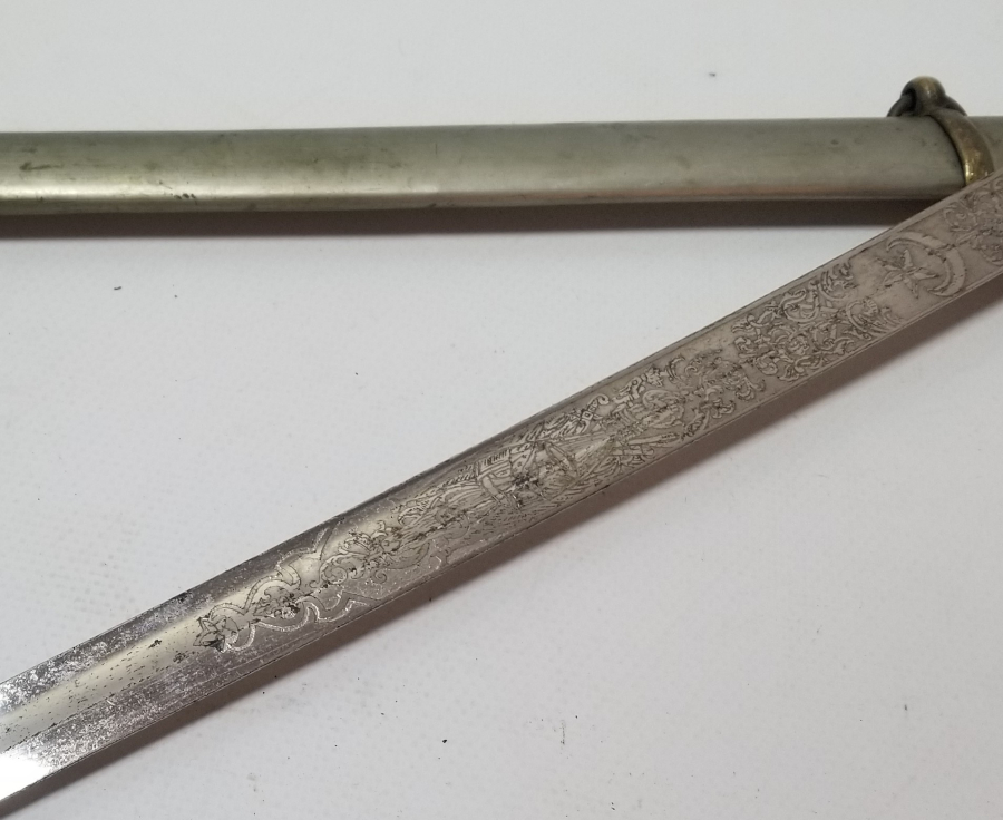 İKİ TARAFI GRAVÜRLÜ VE DEVLET ARMALI BOYNUZ SAPLI OSMANLI DÖNEMİ HAFİF SÜVARİ SUBAY KILICI