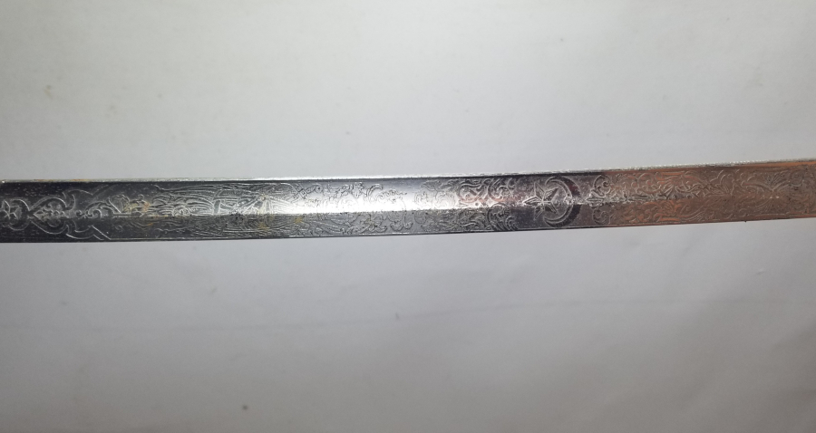 İKİ TARAFI GRAVÜRLÜ VE DEVLET ARMALI BOYNUZ SAPLI OSMANLI DÖNEMİ HAFİF SÜVARİ SUBAY KILICI