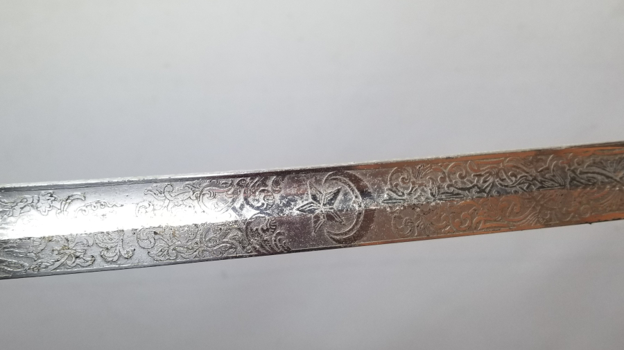 İKİ TARAFI GRAVÜRLÜ VE DEVLET ARMALI BOYNUZ SAPLI OSMANLI DÖNEMİ HAFİF SÜVARİ SUBAY KILICI