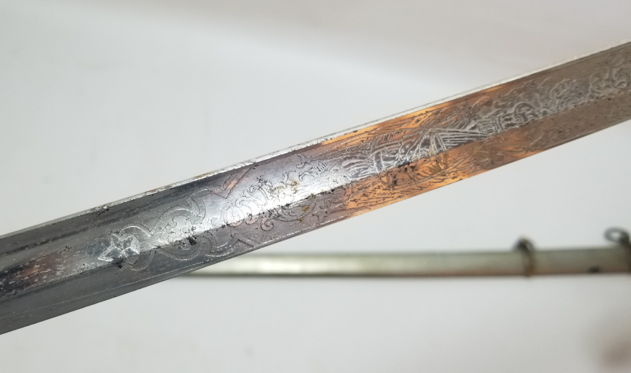 İKİ TARAFI GRAVÜRLÜ VE DEVLET ARMALI BOYNUZ SAPLI OSMANLI DÖNEMİ HAFİF SÜVARİ SUBAY KILICI