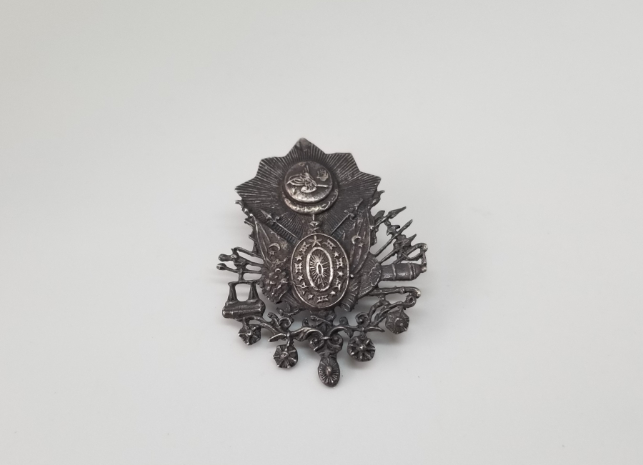 KABARTMA İŞÇİLİKLİ OSMANLI DEVLET ARMASI FORMUNDA YAKA ROZETİ