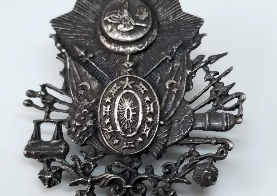 KABARTMA İŞÇİLİKLİ OSMANLI DEVLET ARMASI FORMUNDA YAKA ROZETİ