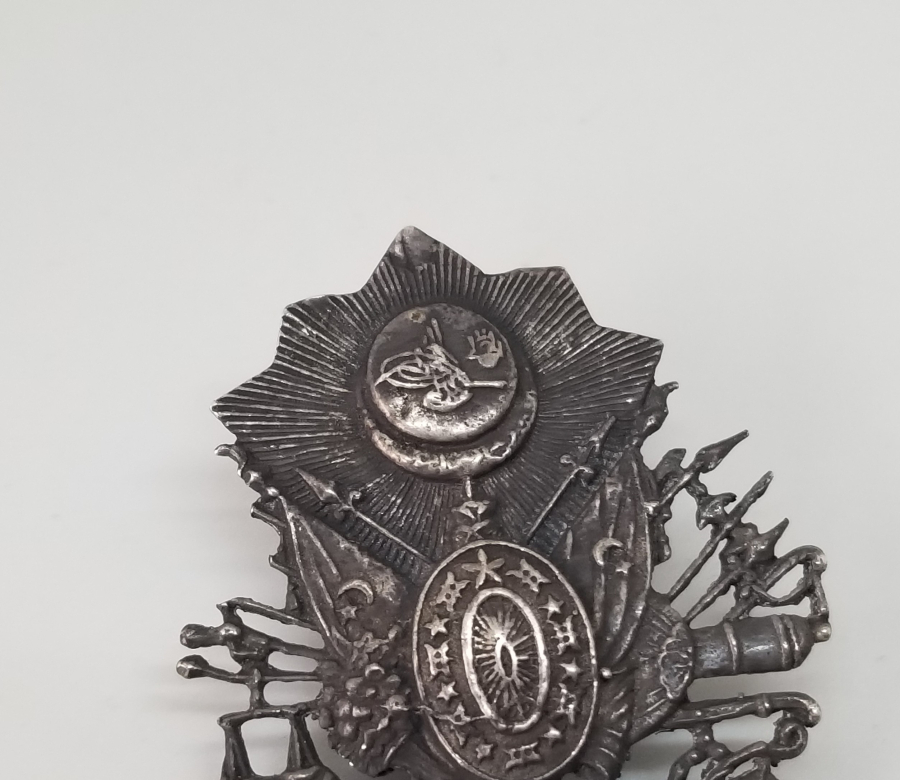 KABARTMA İŞÇİLİKLİ OSMANLI DEVLET ARMASI FORMUNDA YAKA ROZETİ