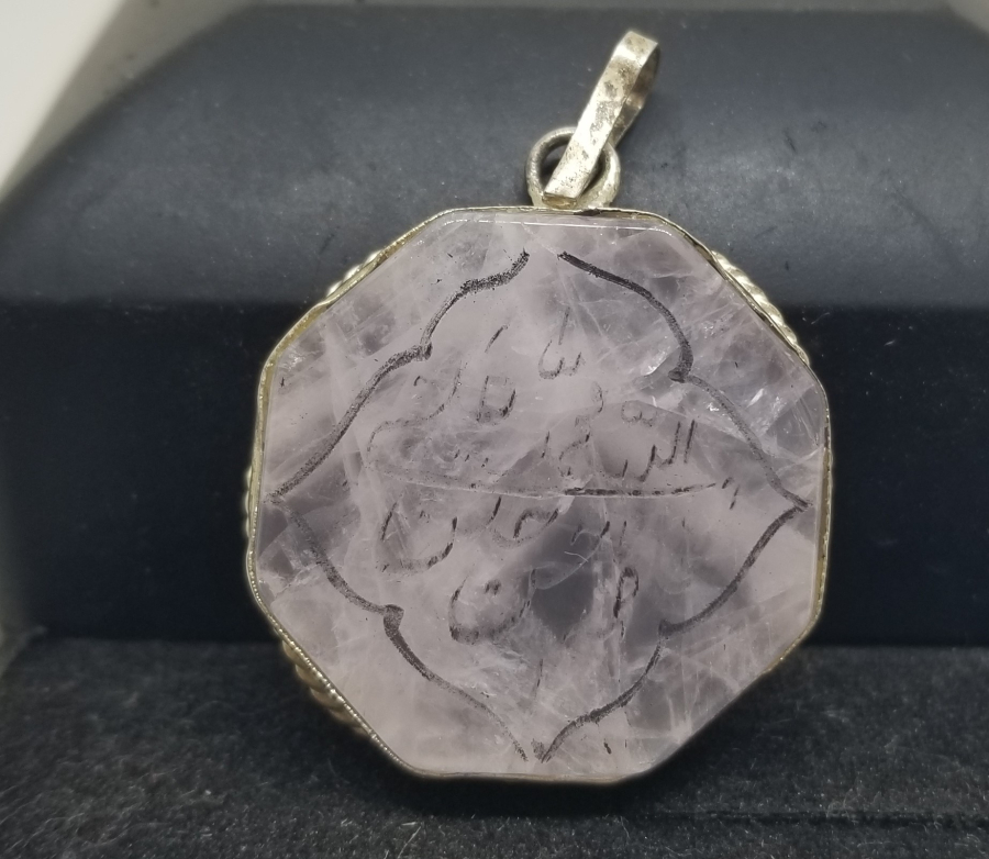 ÜZERİ DUALI VE GÜMÜŞ ÇERÇEVELİ DOĞAL TAŞ KOLYE UCU