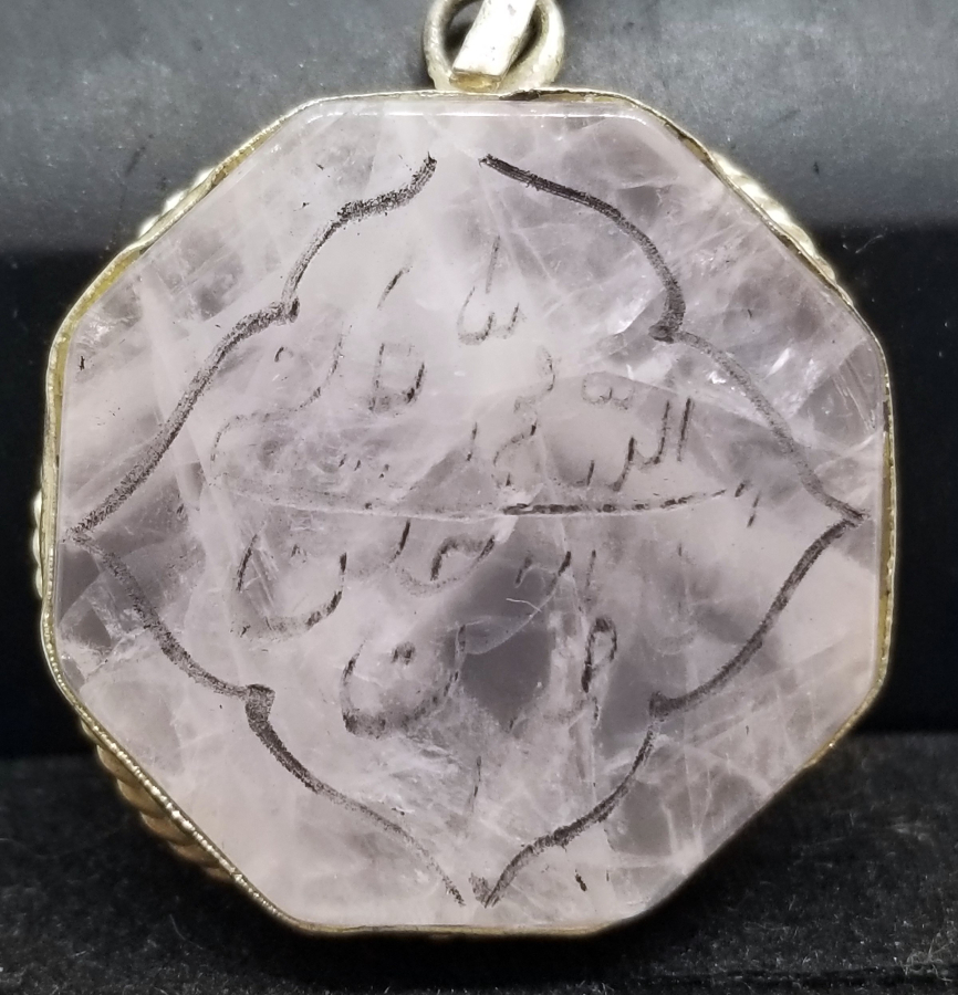 ÜZERİ DUALI VE GÜMÜŞ ÇERÇEVELİ DOĞAL TAŞ KOLYE UCU