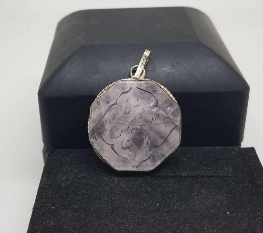 ÜZERİ DUALI VE GÜMÜŞ ÇERÇEVELİ DOĞAL TAŞ KOLYE UCU