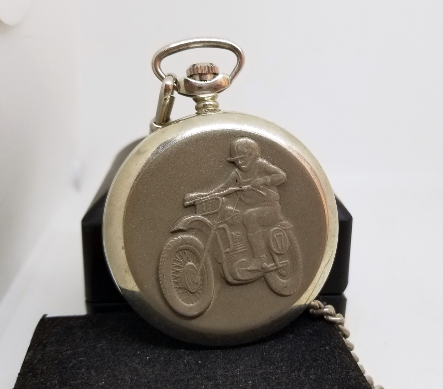 MOTOSİKLET YARIŞMASI HATIRASI ORİJİNAL KÖSTEĞİYLE KURMALI ANTİKA CEP SAATİ