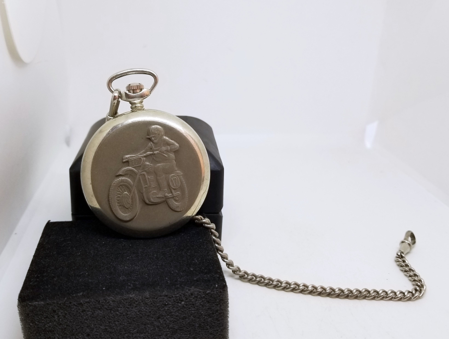 MOTOSİKLET YARIŞMASI HATIRASI ORİJİNAL KÖSTEĞİYLE KURMALI ANTİKA CEP SAATİ