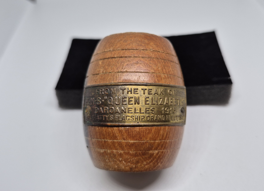 ÇANAKKALE DENİZ SAVAŞLARI ANISINA H.M.S. QUEEN ELİZABETH GÜVERTE TABANINDAN YAPILMIŞ KALEMLİK