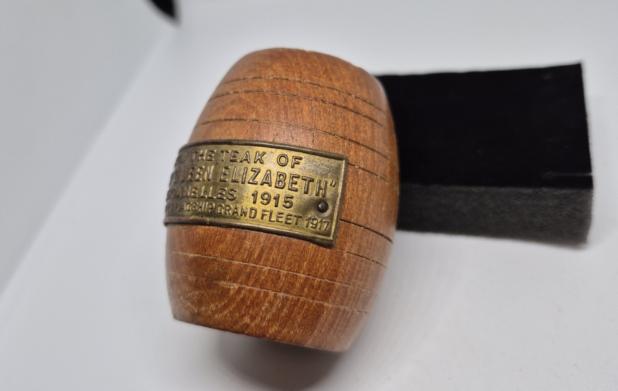 ÇANAKKALE DENİZ SAVAŞLARI ANISINA H.M.S. QUEEN ELİZABETH GÜVERTE TABANINDAN YAPILMIŞ KALEMLİK