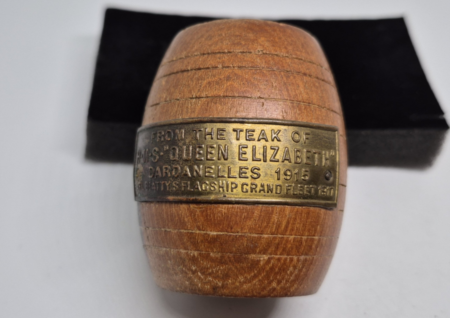 ÇANAKKALE DENİZ SAVAŞLARI ANISINA H.M.S. QUEEN ELİZABETH GÜVERTE TABANINDAN YAPILMIŞ KALEMLİK