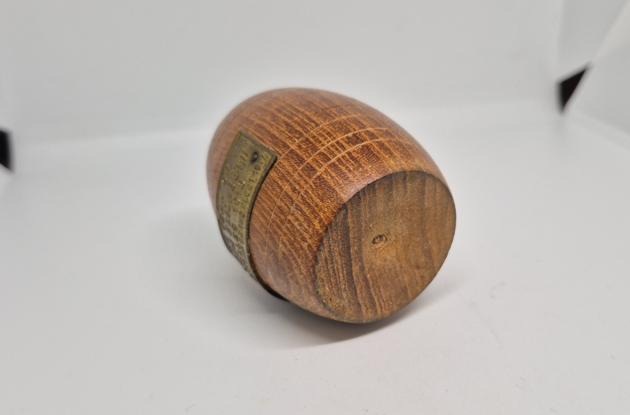 ÇANAKKALE DENİZ SAVAŞLARI ANISINA H.M.S. QUEEN ELİZABETH GÜVERTE TABANINDAN YAPILMIŞ KALEMLİK