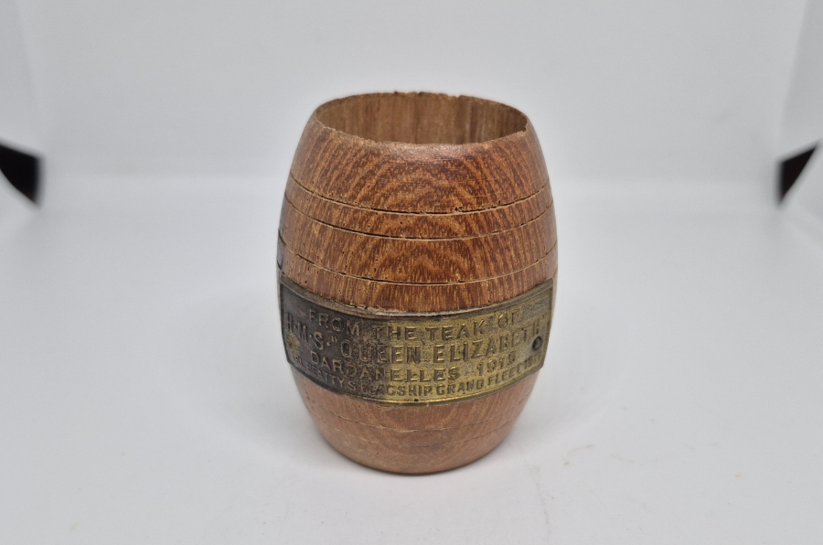 ÇANAKKALE DENİZ SAVAŞLARI ANISINA H.M.S. QUEEN ELİZABETH GÜVERTE TABANINDAN YAPILMIŞ KALEMLİK