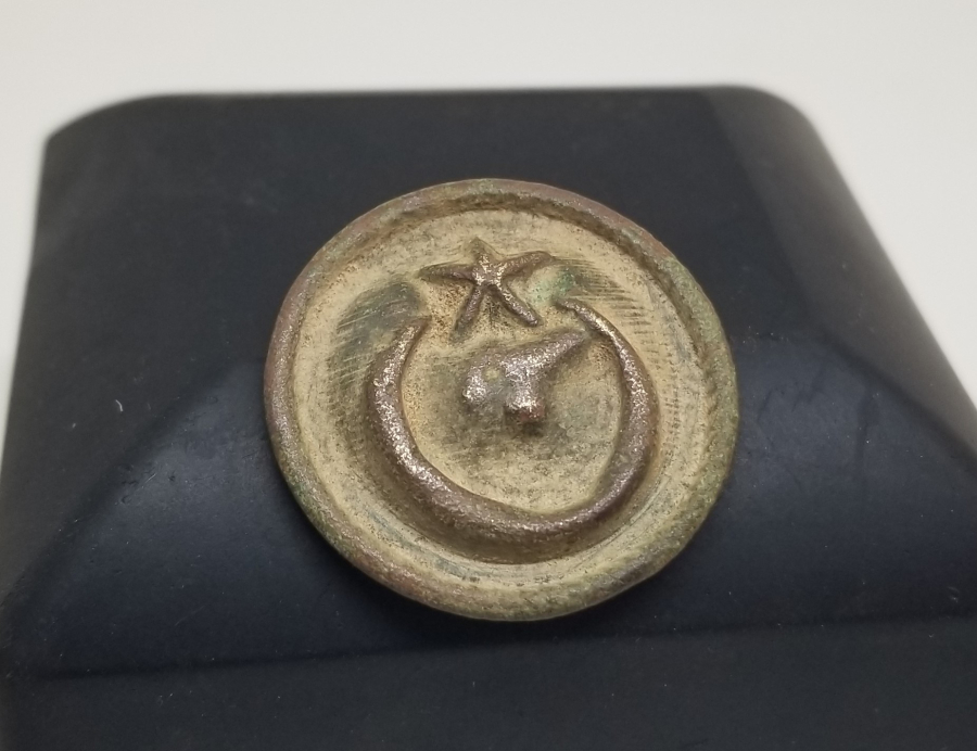 ÜZERİ AY YILDIZ FİGÜRLÜ OSMANLI SUBAY DÜĞMESİ