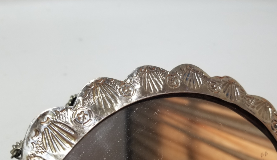 ÜZERİ ALTIN VERMEYLİ VE KABARTMA İŞÇİLİKLİ ANTİKA GÜMÜŞ DUVAR AYNASI