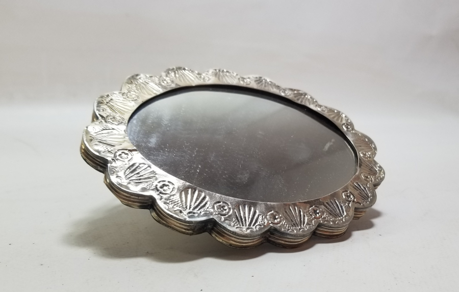 ÜZERİ ALTIN VERMEYLİ VE KABARTMA İŞÇİLİKLİ ANTİKA GÜMÜŞ DUVAR AYNASI