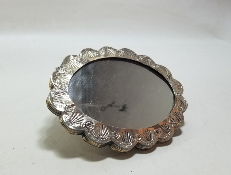 ÜZERİ ALTIN VERMEYLİ VE KABARTMA İŞÇİLİKLİ ANTİKA GÜMÜŞ DUVAR AYNASI